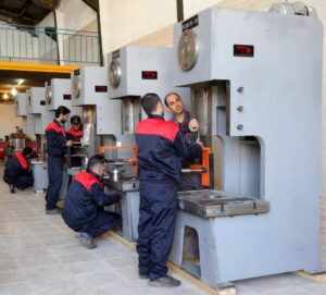 مهندسان رزکاپ ماشین در حال مونتاژ دستگاه پرس ظروف آلومینیومی مدل RCM110